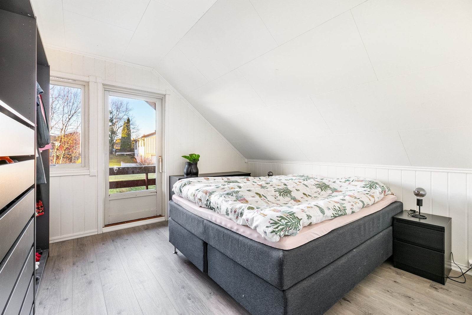 Tre soverom på én flate i andre etasje er spesielt gunstig mens barna er små. Hovedsoverommet har tilknyttet veranda. Galleribilde