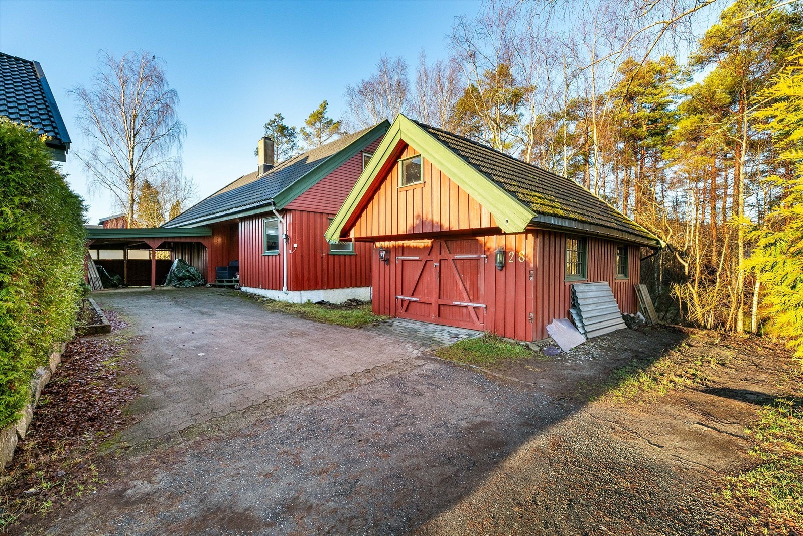 Det er biloppstillingsmulighet i både garasje og carport (ikke byggemeldt). Garasjens nord-østre hjørne står over tomtegrensen. Galleribilde