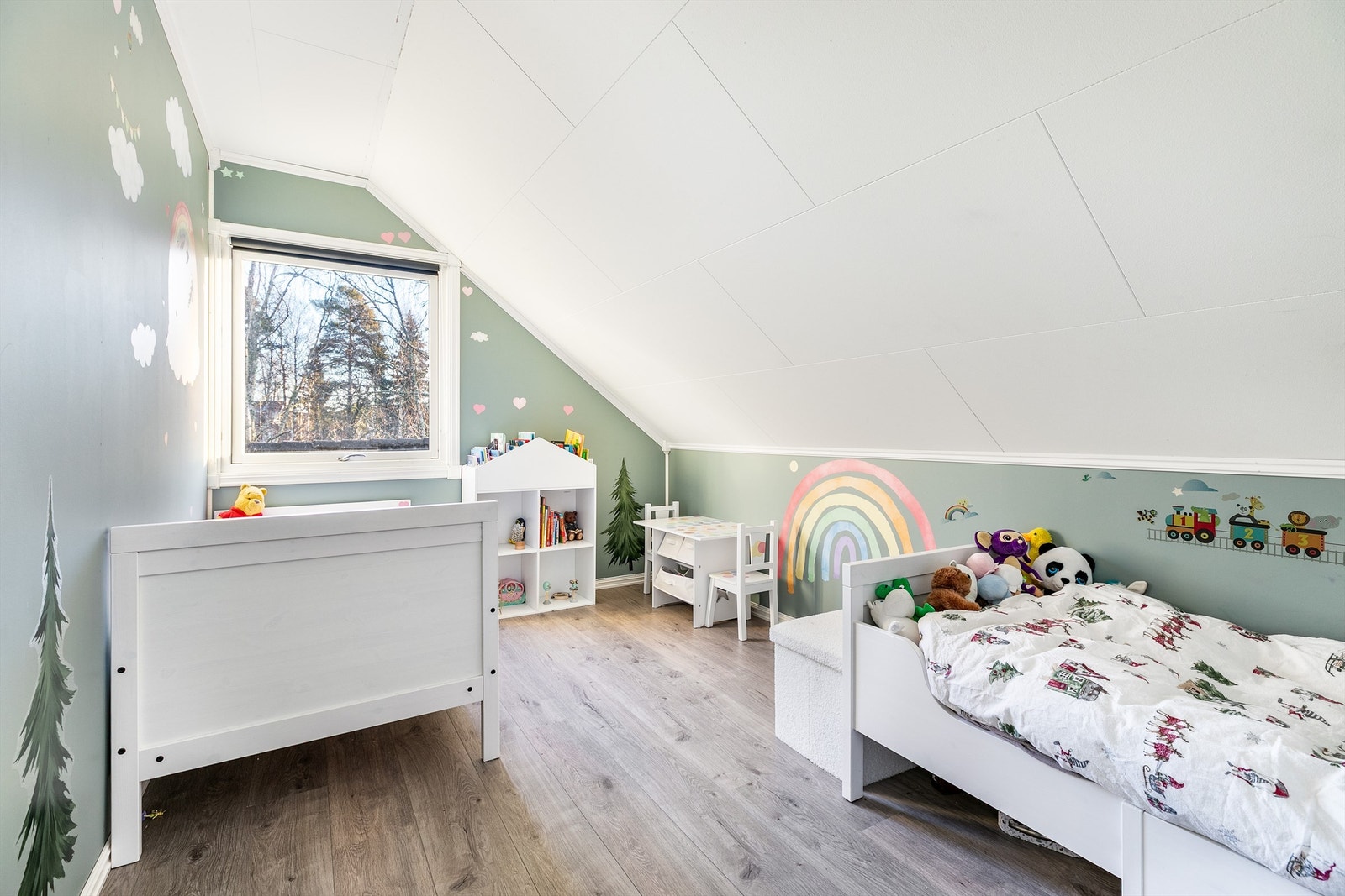 Barnerommene er samlet vegg mot vegg i motsatt side av etasjen i forhold til hovedsoverommet. Galleribilde