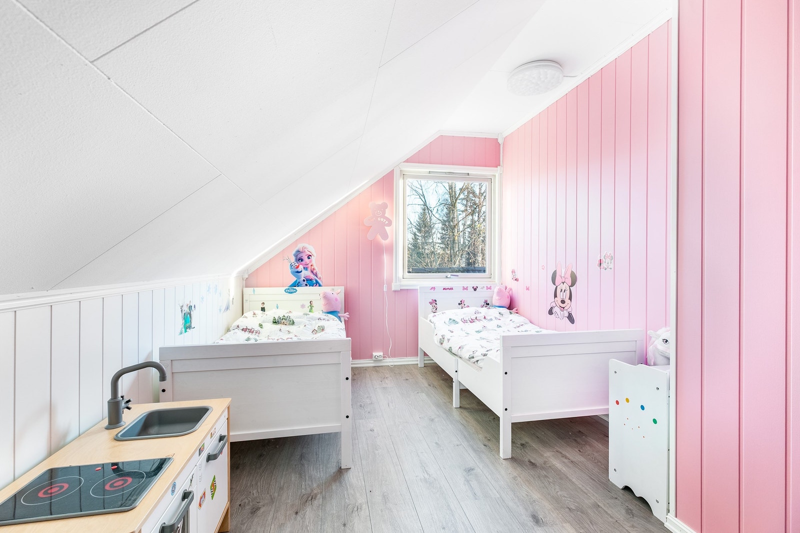 I soverommene får barna god plass til lek og opphold i helt egne omgivelser. Dette har ca. 12 kvm. gulvflate. Galleribilde