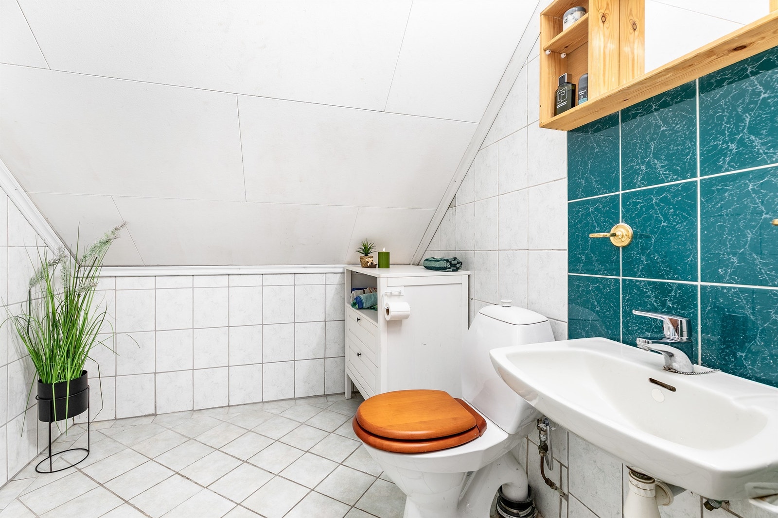 Badet inngår også i andre etasje. Dette er av eldre årgang og naturlig gjenstand for fornying/renovering. Galleribilde