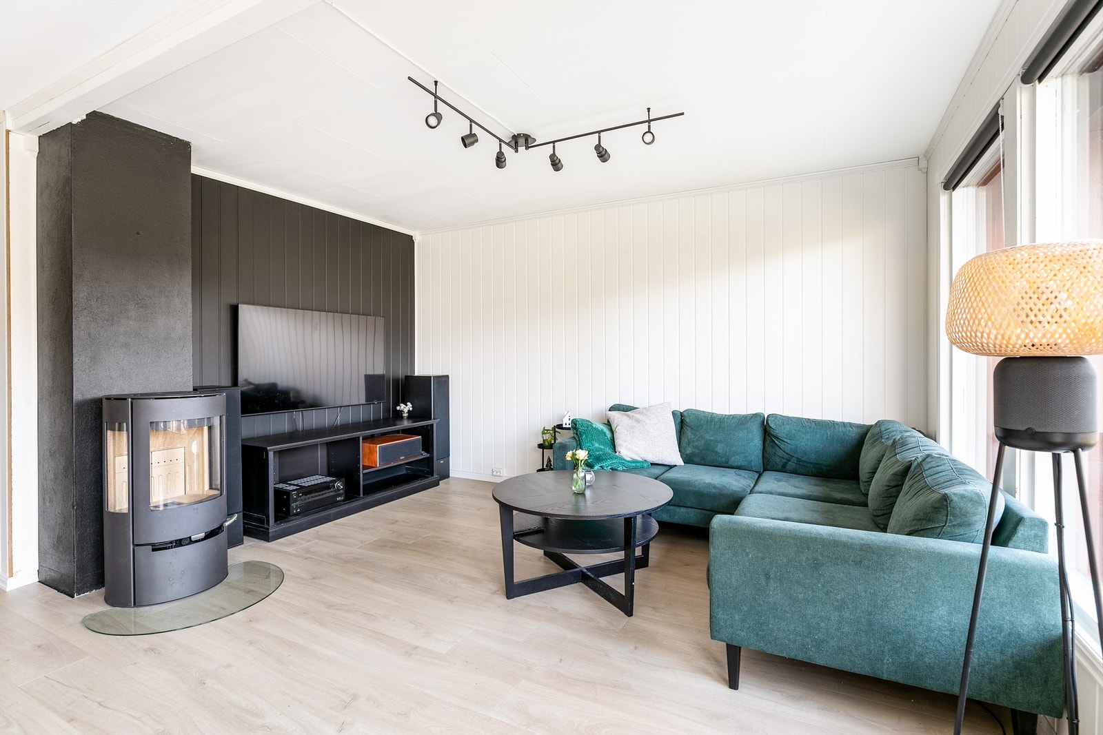 I stuen er både ny vedovn og ny luft-luft varmepumpe montert i 2025. Galleribilde