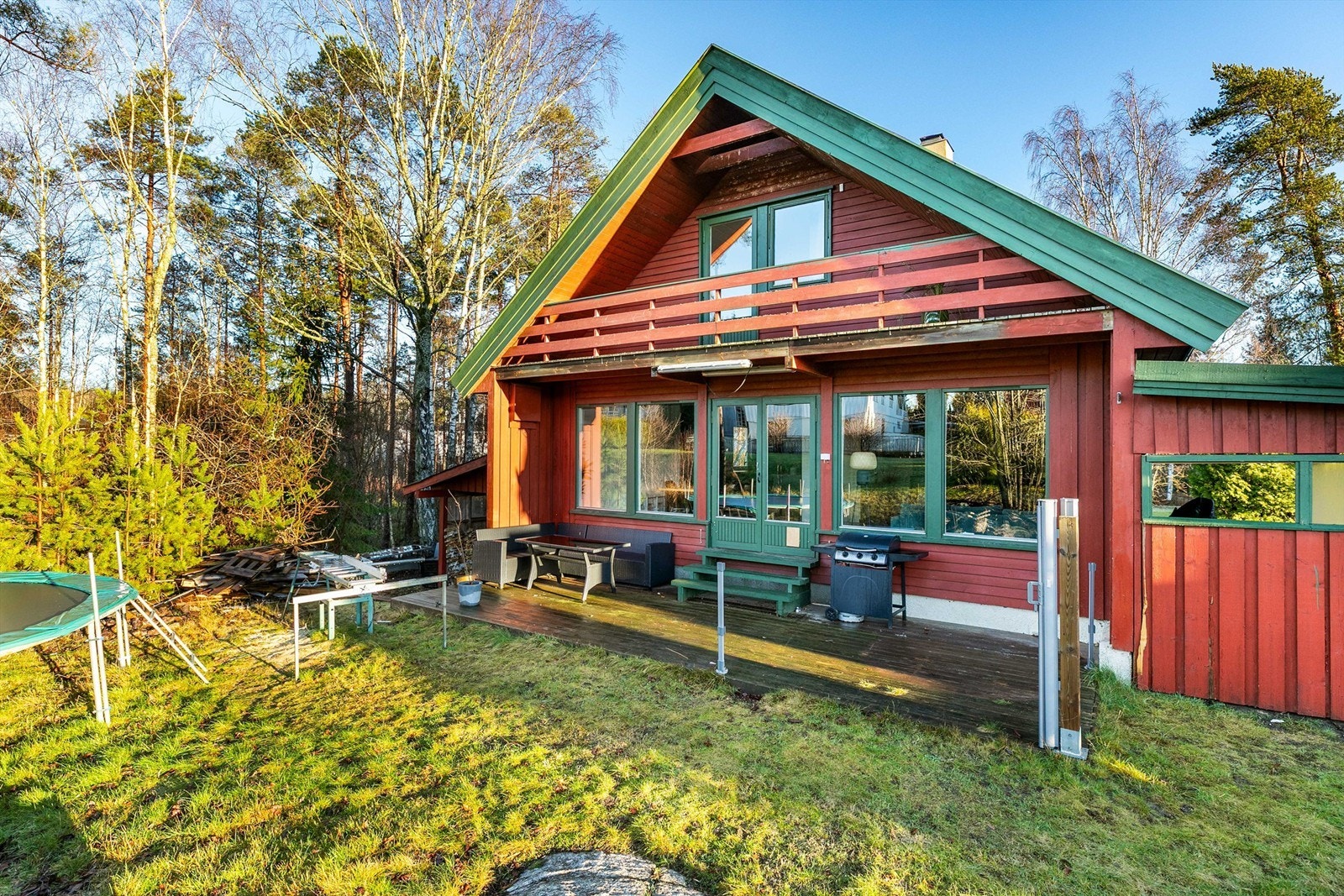 Fasaden har behov for vedlikehold/utbedringer. Tre vinduer er i 2025 skiftet ut med nyere vinduer produsert i perioden 2012-2015. Galleribilde