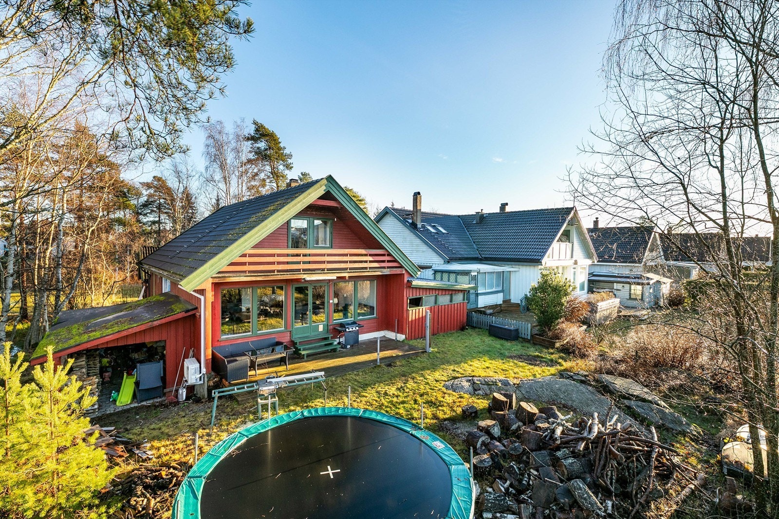 Eneboligen i Texneslia 28 ble oppført i 1978 og er tilbaketrukket helt innerst i gaten. Innvendig er det utført oppussing i de fleste rom gjennom 2025. Fotograf; Børge Oppegård. Galleribilde