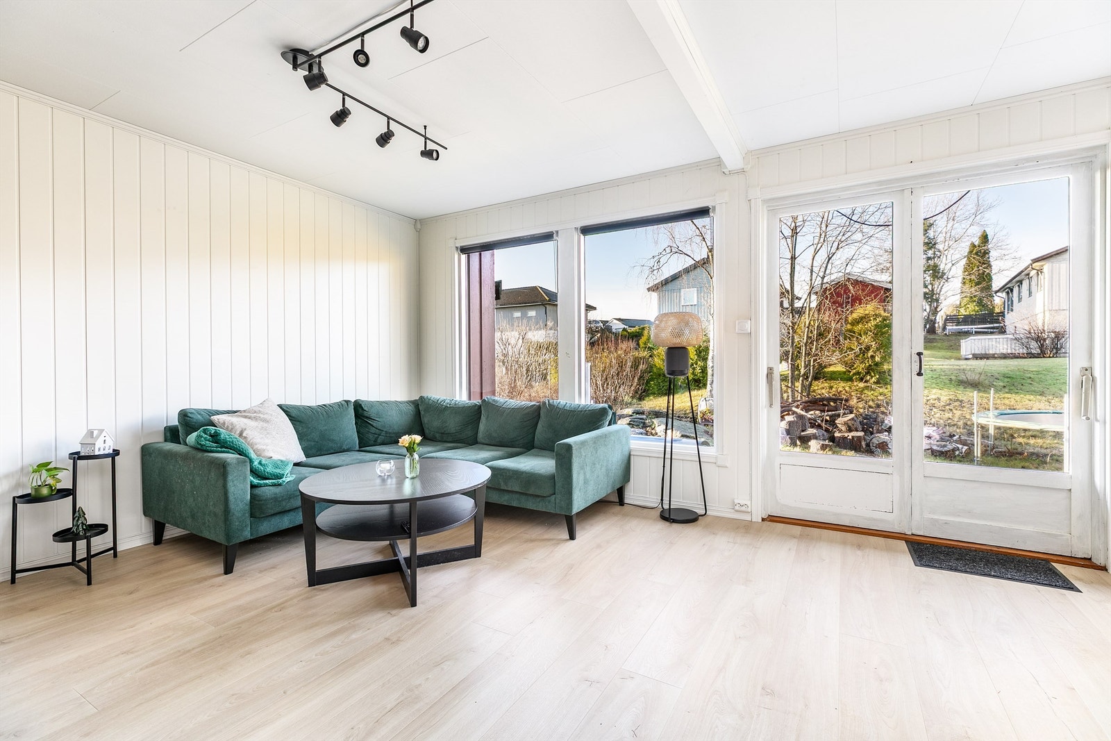 De fleste rom er gjennom 2025 oppgradert med nye overflater; gulvene med laminat, veggene med MDF-plater. Galleribilde