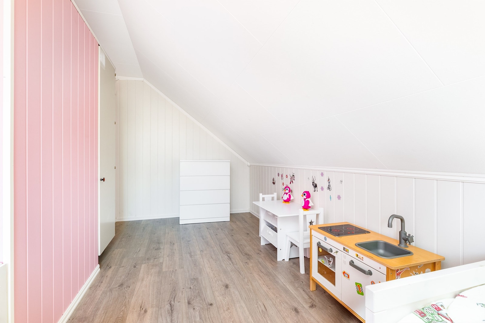 Andre etasje er pusset opp tilsvarende første etasje, med blant annet nye laminatgulv og MDF-plater på vegger. Galleribilde