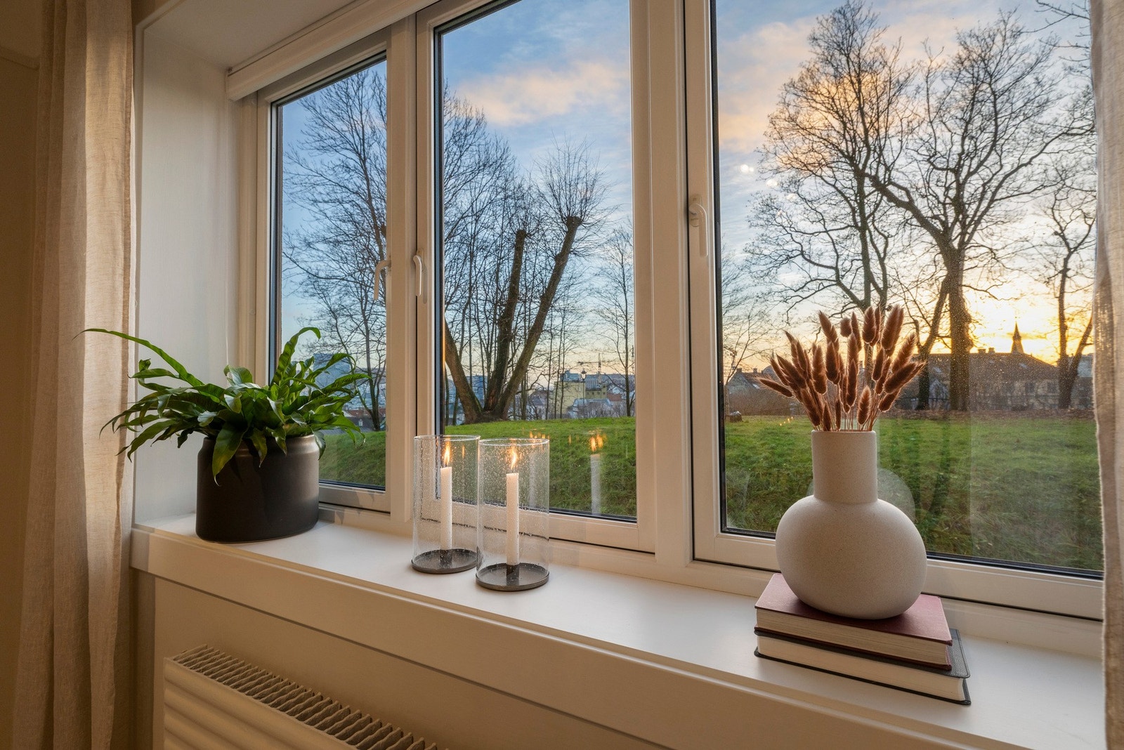 Leiligheten er beliggende i høy 1.etasje og har flotte kvaliteter som store vindusflater, god takhøyde, samt en gjennomgående og godt utnyttet planløsning. Galleribilde