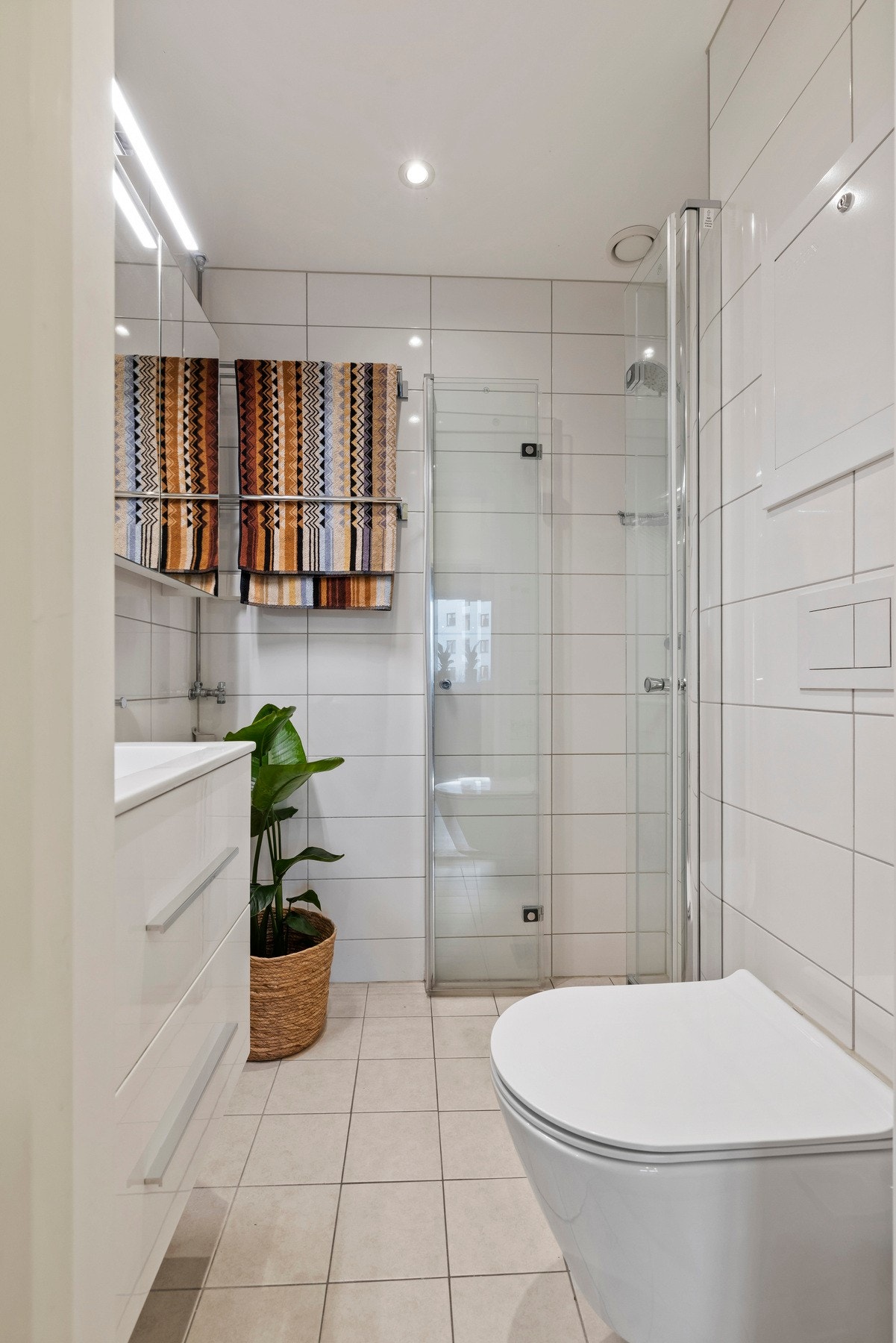 Badet har naturlig ventilering samt opplegg for vaskemaskin. Galleribilde