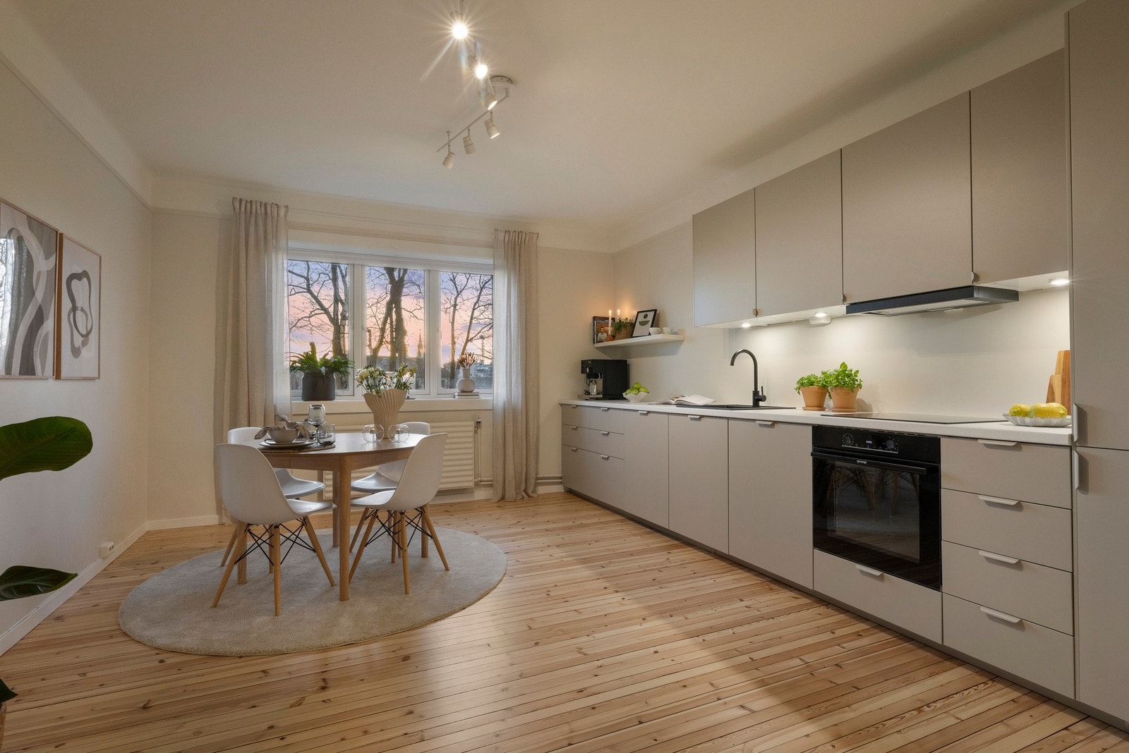 Dette er en lys og gjennomgående 3-roms i et ettertaktet område, tilbaketrukket, men samtidig svært sentral beliggende på St.Hanshaugen. Galleribilde