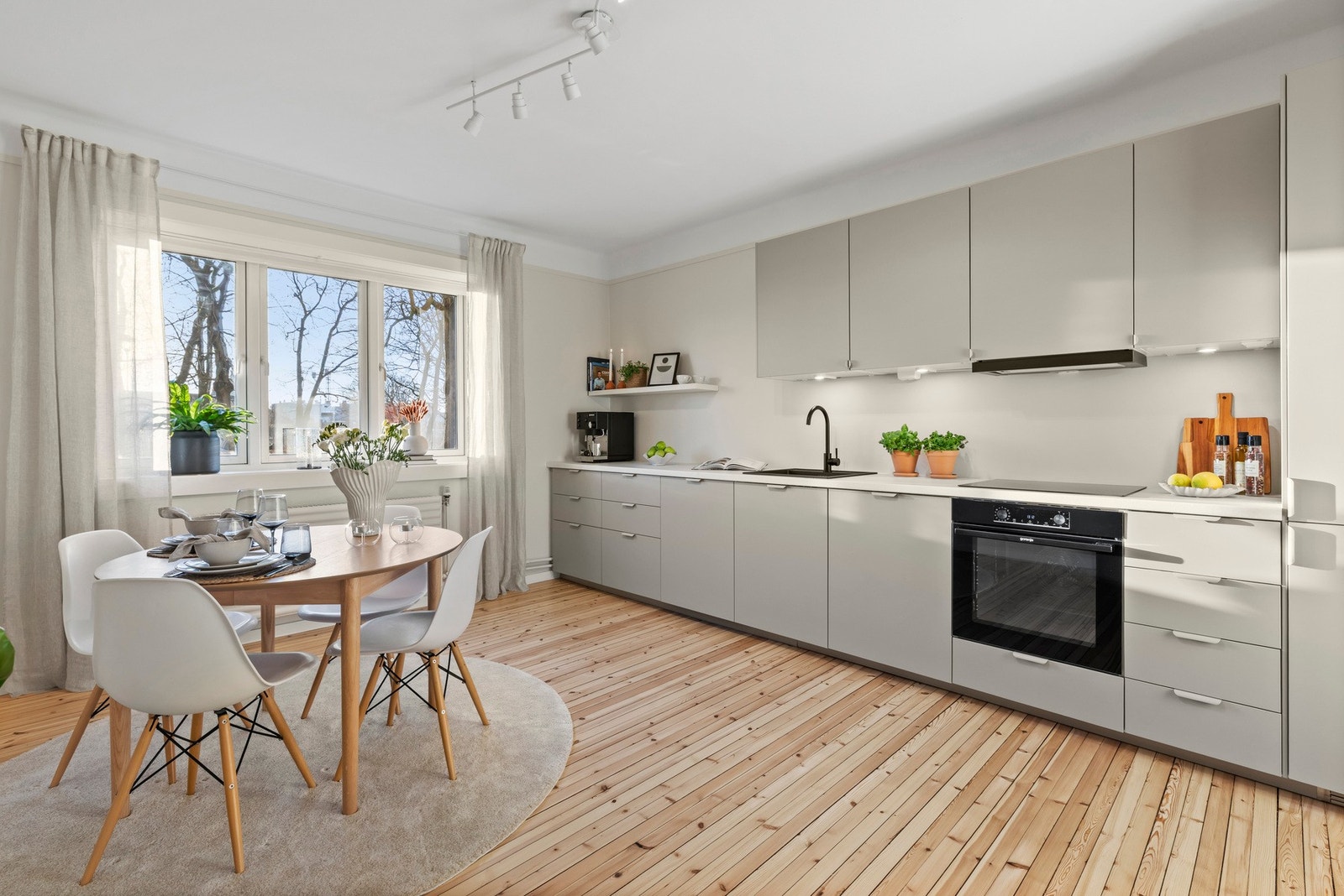 Innbydende, pent Ikea kjøkken fra 2025 i åpen løsning. Galleribilde