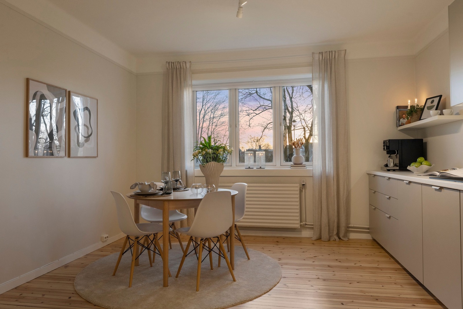 Kjøkkeninnredningen har glatte fronter og her er det bra med benkeplass samt gode oppbevaringsmuligheter i over- og underskap Galleribilde