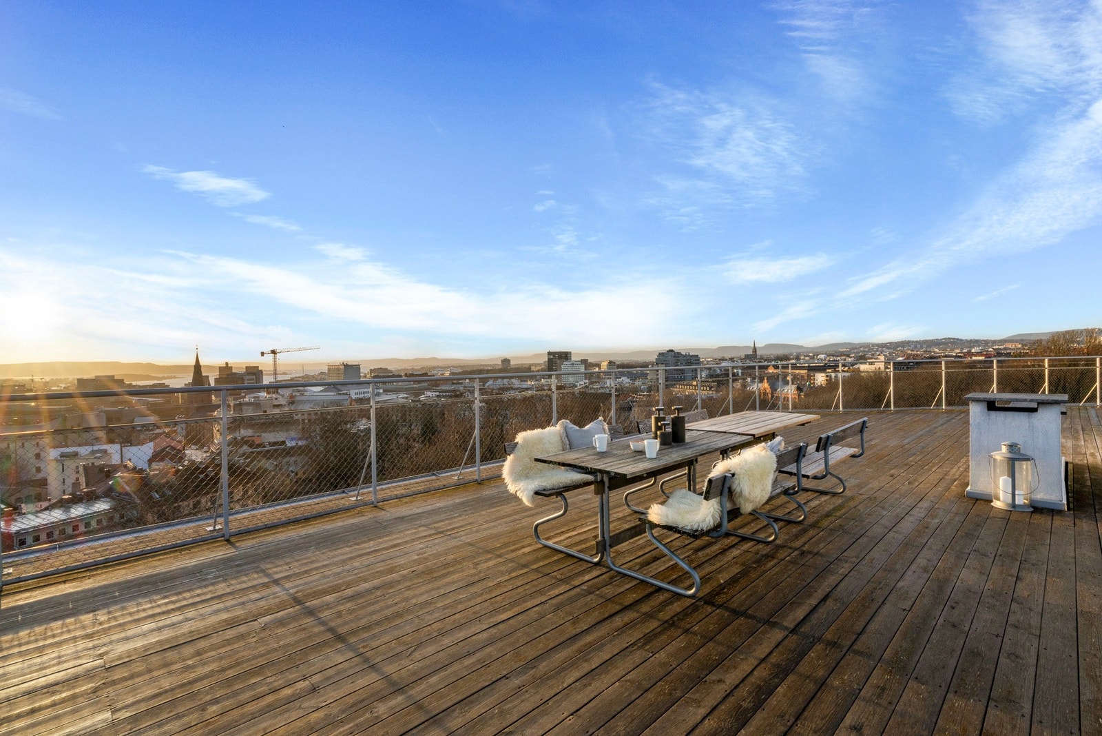 Flott felles takterrasse med sitteplasser. Galleribilde