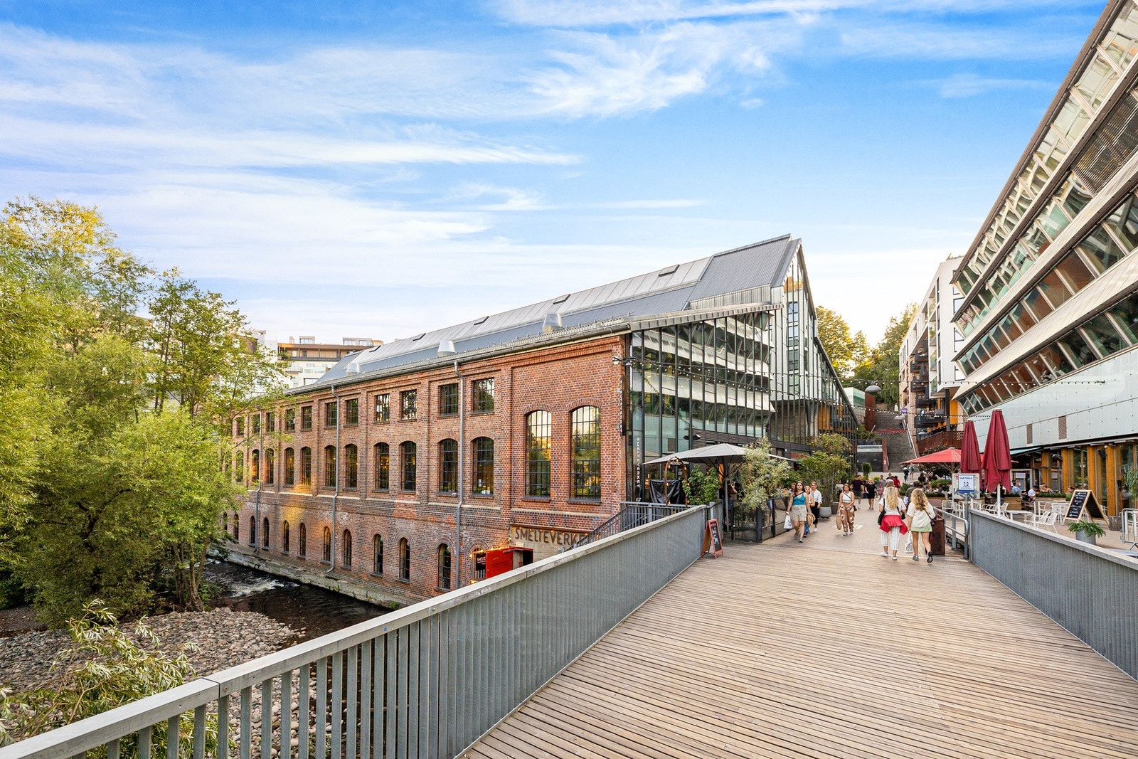 I nærområdet finnes et mangfold av forretninger og servicetilbud, offentlig kommunikasjon, bysykkelparkering i Fredensborgveien, kaféer, teater, kunst- og kulturopplevelser. Galleribilde