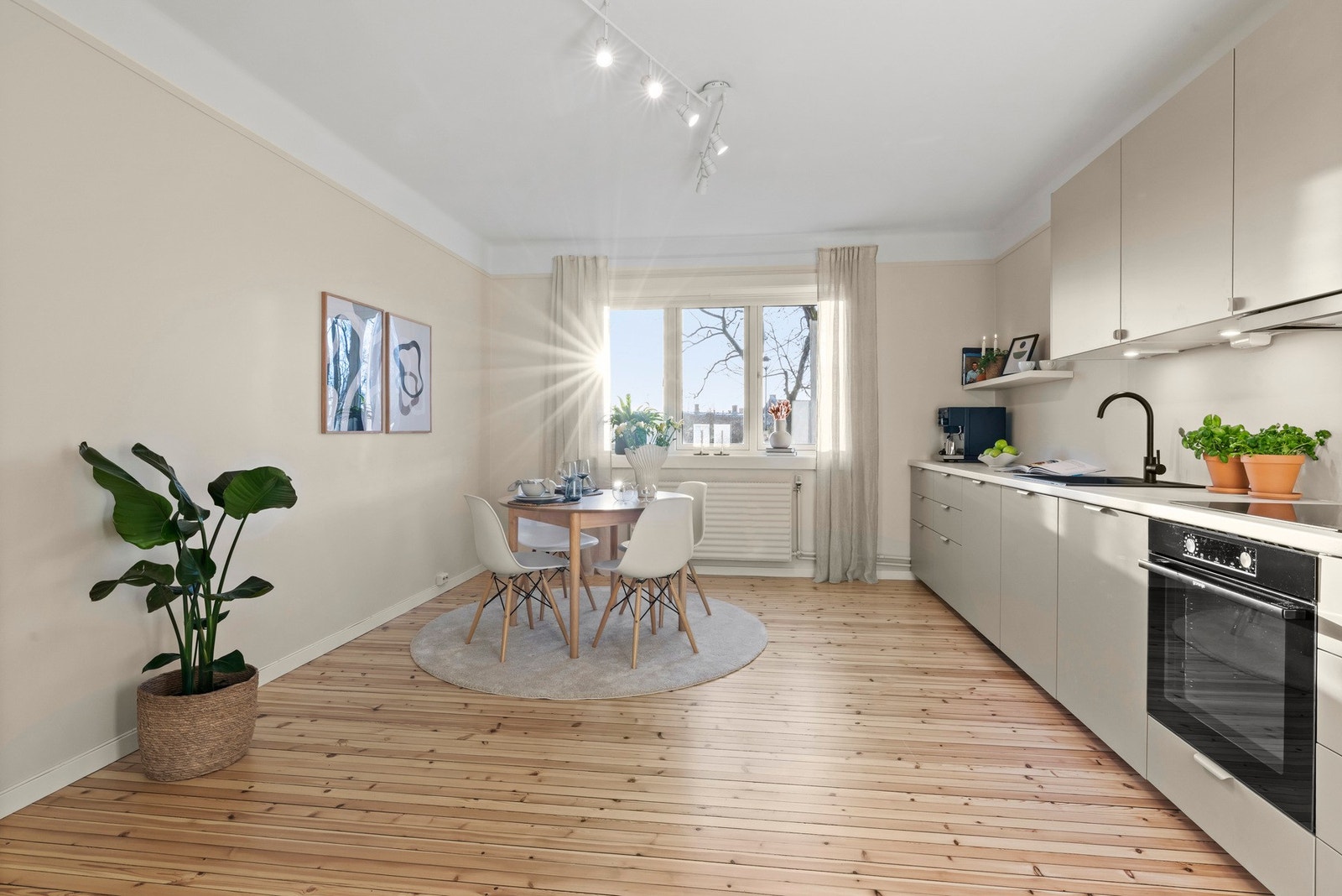 Det er gode møbleringsmuligheter i rommet samt et spisebord som gir mulighet for en naturlig og fin soneinndeling av oppholdsrommet. Galleribilde