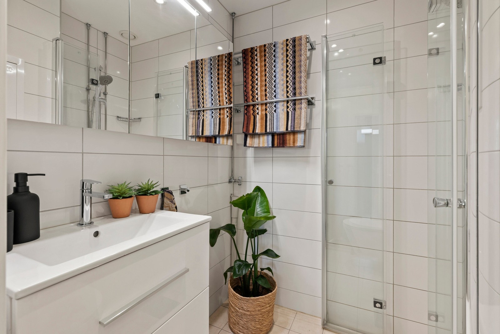 Flislagt bad fra 2020 med elektriske varmekabler i gulv. Galleribilde