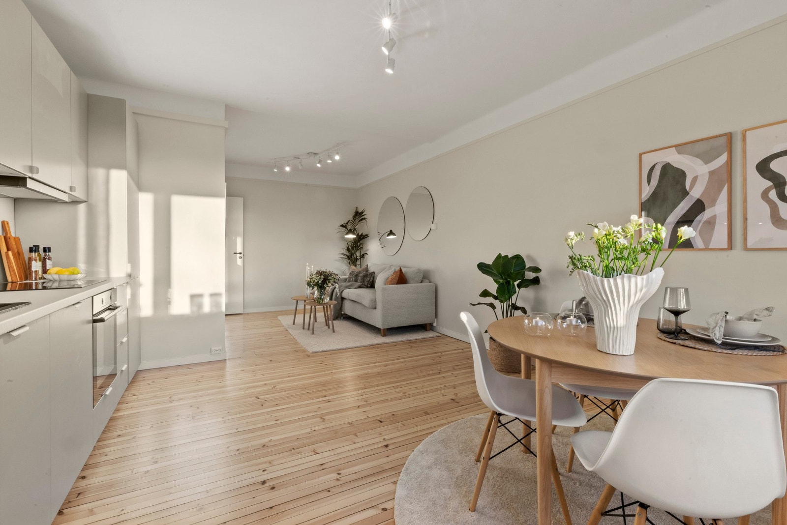 Kjøkkenet er innredet med integrerte hvitevarer som komfyr, induksjon platetopp, oppvaskmaskin og kjøl/frys. Galleribilde