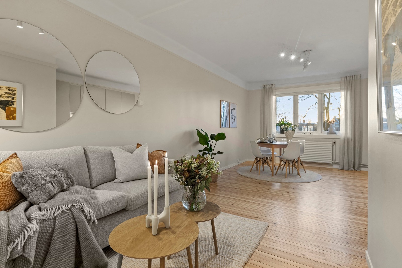 Stuen i leiligheten er romslig og flott opplyst med store vindusflater som gir rikelig med naturlig lys, og skaper en god atmosfære. Galleribilde