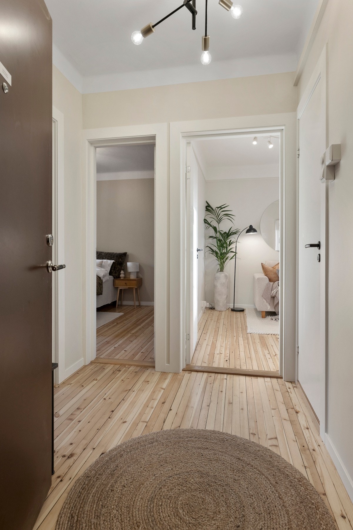 Fra stue/kjøkken kommer man til entré, hvor det er adkomst til 2 soverom og bad. Galleribilde