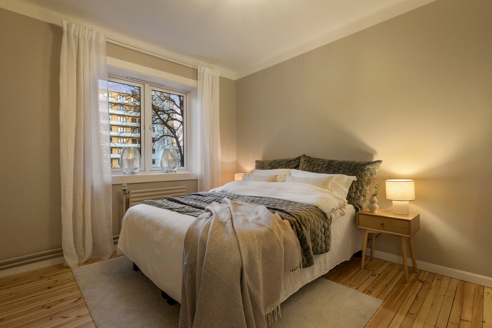 Hovedsoverommet har store vinduer som slipper inn godt med naturlig lys og har god plass til dobbeltseng samt nattbord på hver side. Galleribilde