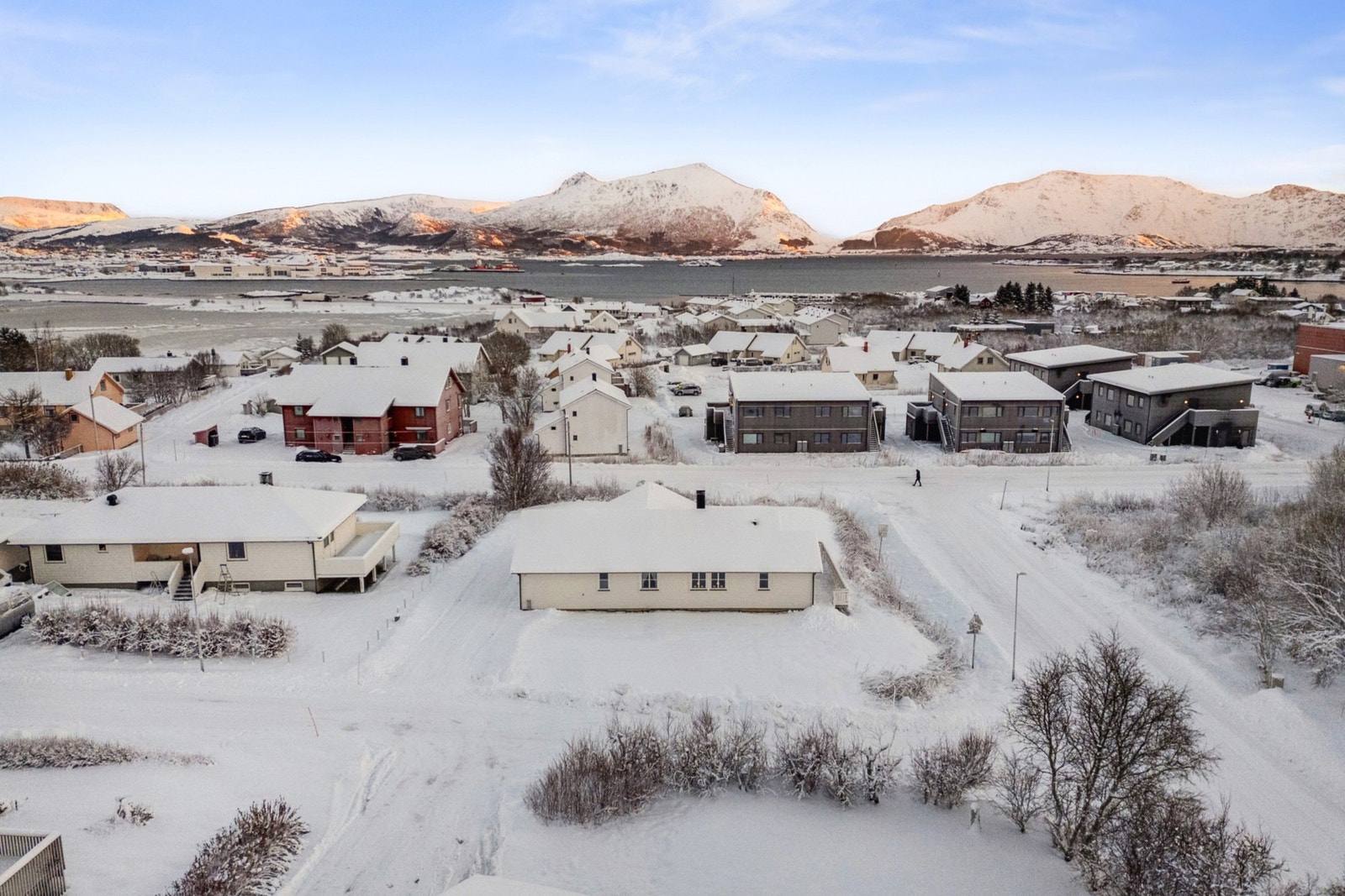 Boligen ligger fint til på Gravdal med gangavstand til bl.a. turområder, bowlinghall, pumptrack bane, skole, barnehage, sykehus m.m. Galleribilde