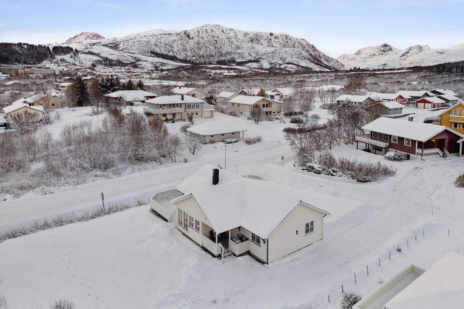 Eiendommen ligger sentralt plassert på Gravdal med gangavstand til det meste her. Galleribilde