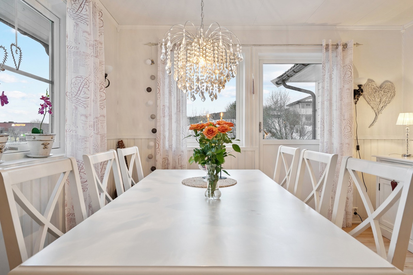 Fra spisestuen er det dør ut til terrasse. Galleribilde