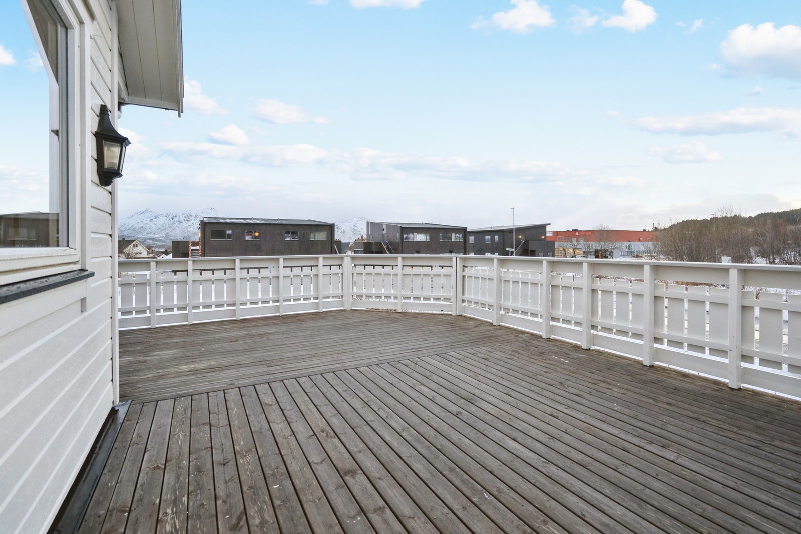 Romslig terrasse, som gir god plass til utemøbler og hyggelige stunder. Galleribilde