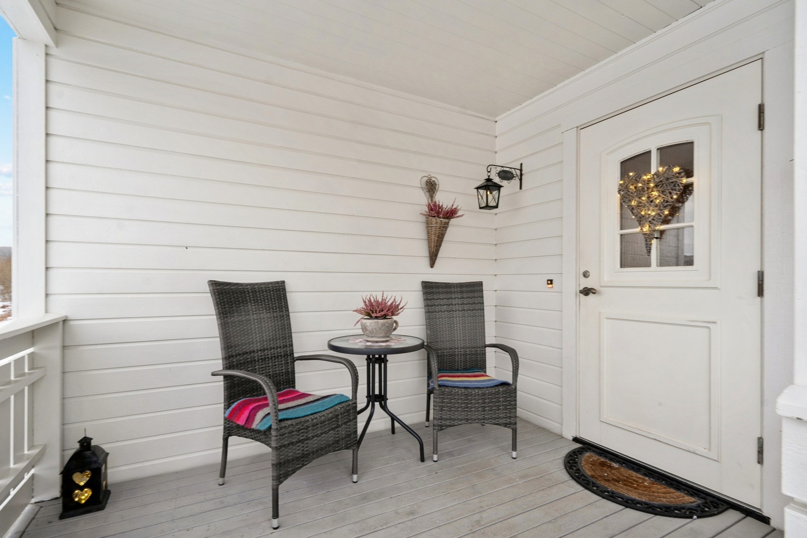 Overbygget og lunt inngangsparti. Galleribilde