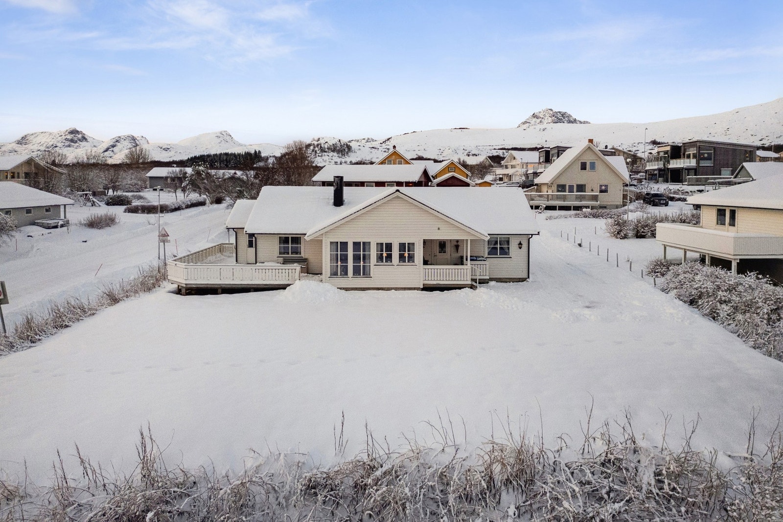 Romslig tomt på over 1 mål gir god plass til rekreasjon og lek. Galleribilde