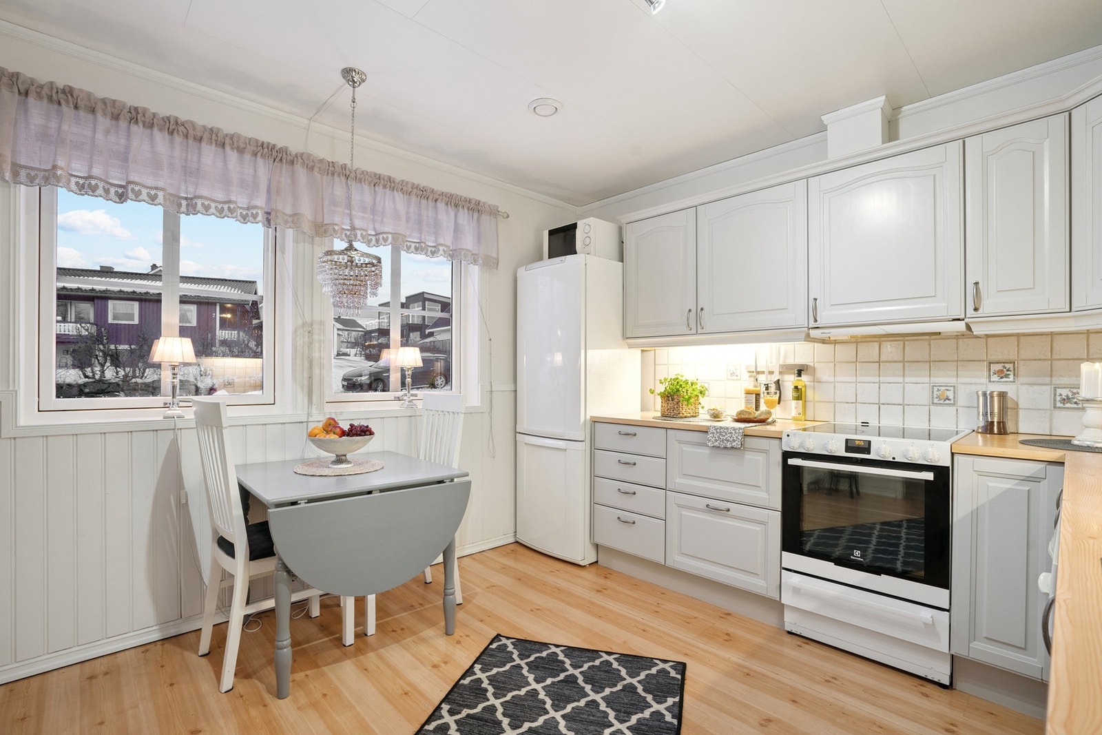 Romslig kjøkken. Galleribilde