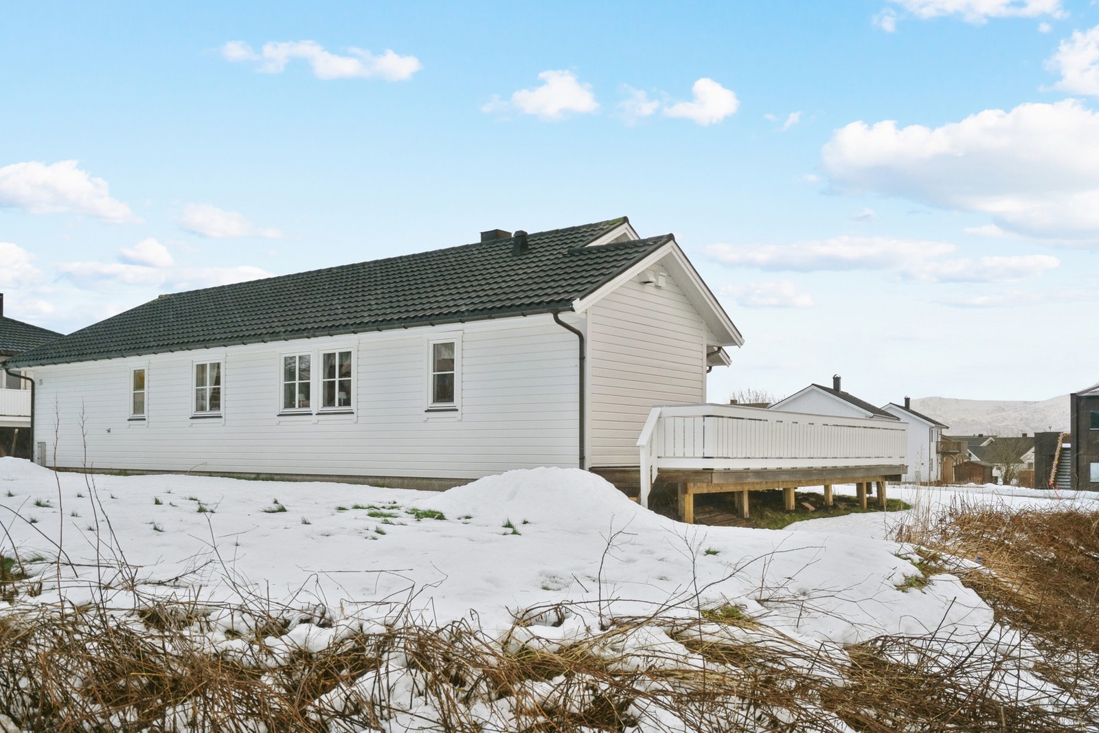 Fra terrassen er det trapp ned til hagen. Galleribilde
