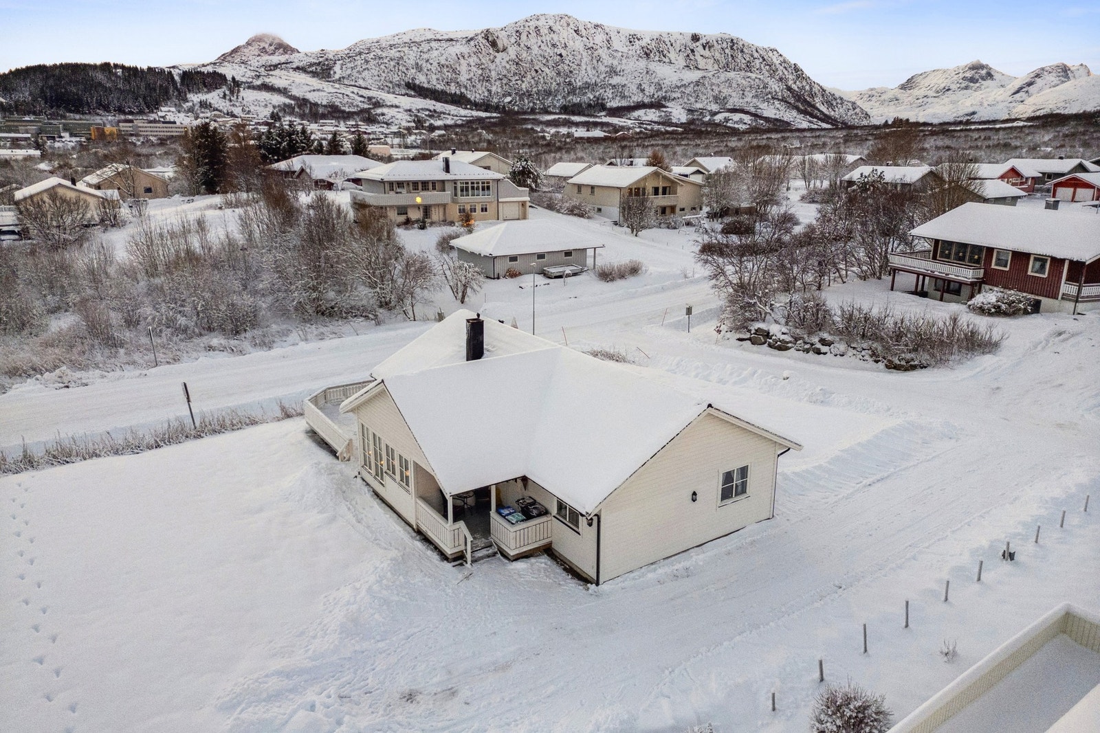 Romslig, opparbeidet tomt. Galleribilde