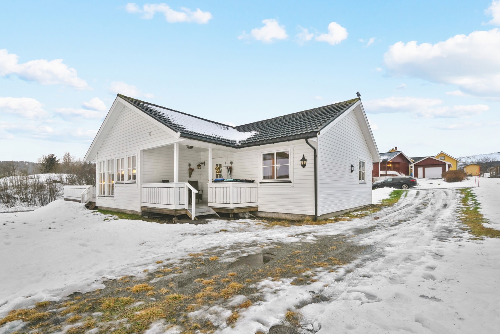 Gruset adkomst og parkering. Galleribilde