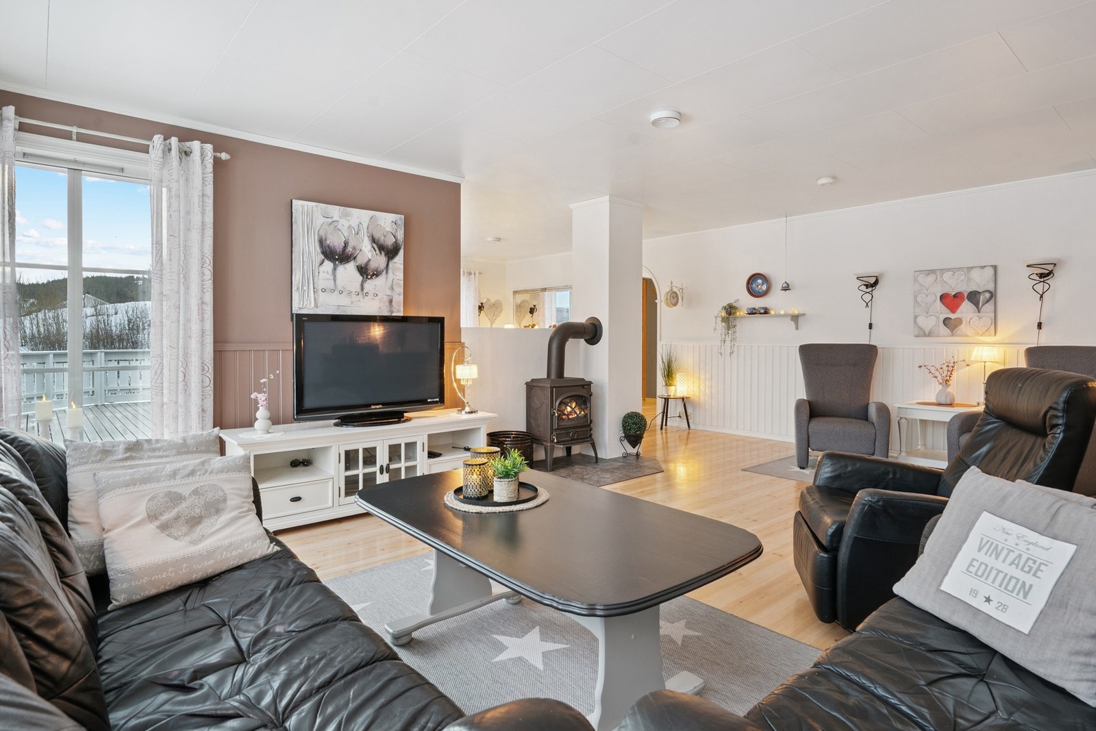 Romslig stue som kan møbleres i flere soner. Galleribilde