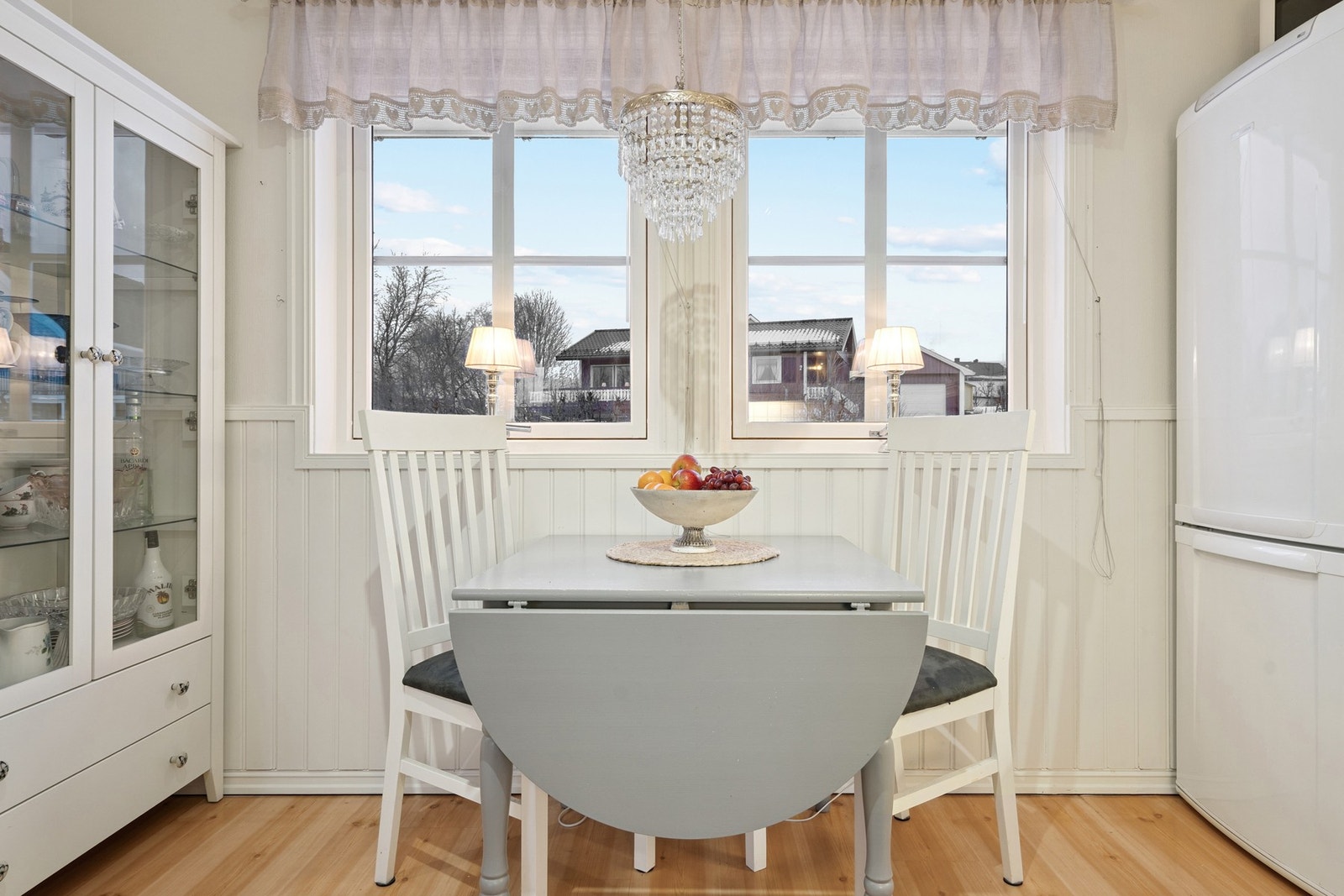 Spiseplassen ved vinduet gir en hyggelig atmosfære. Galleribilde