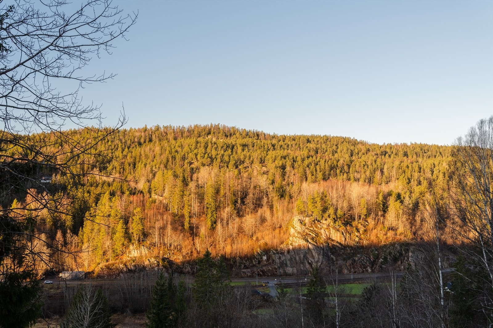 På vinteren går det lysløype fra Skjellestad til Blåfjellshytta, og det er kort vei til flere andre lysløyper, blant annet ved Vardåsen skisenter. Galleribilde
