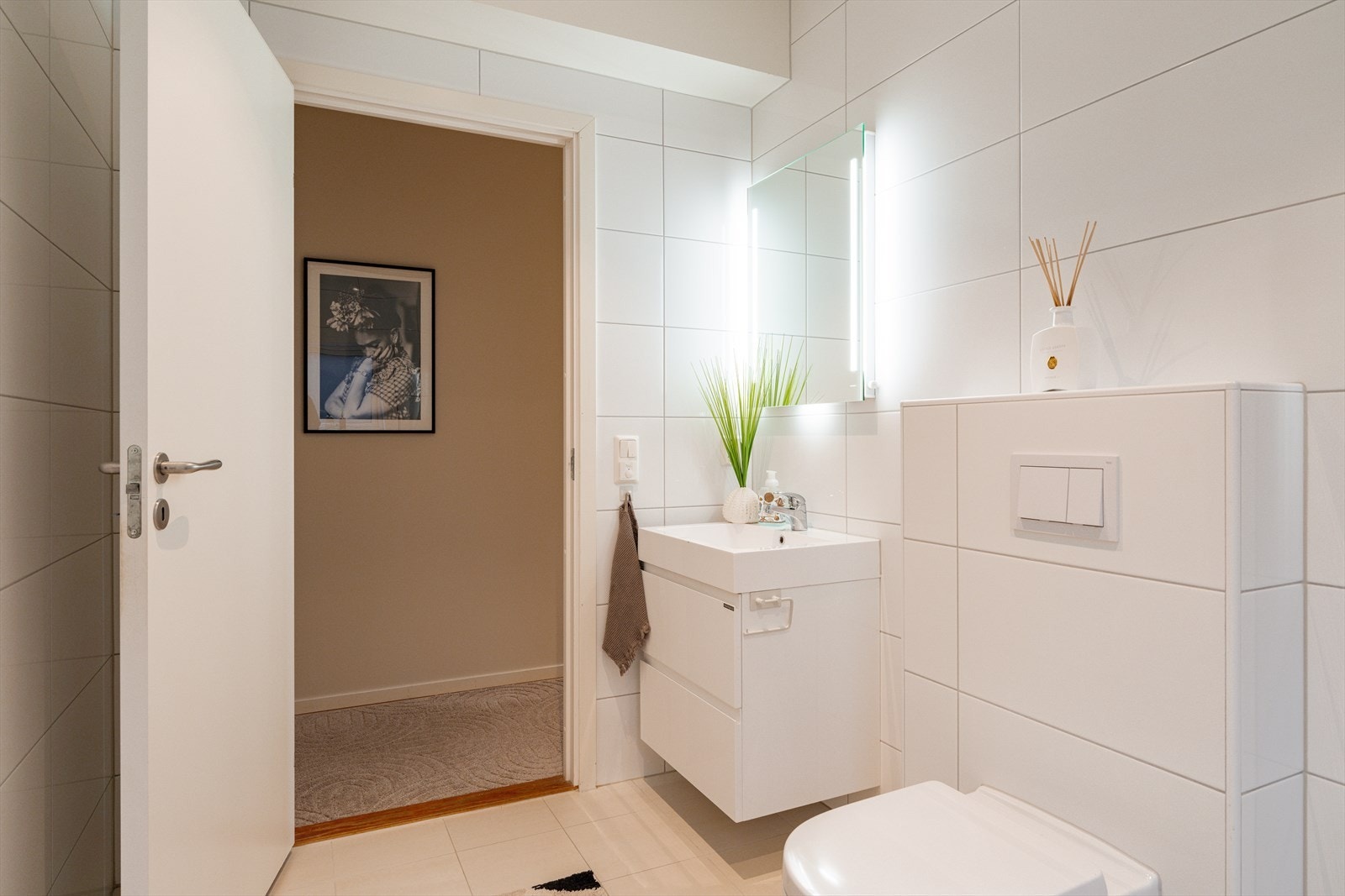 Lyst og moderne bad med stilrene overflater og en luftig atmosfære. Galleribilde