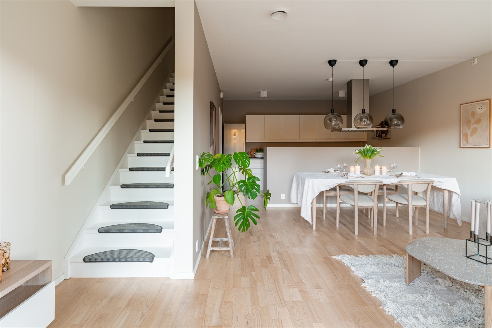 Trapp er naturlig integrert i rommet, og varmepumpe bidrar til effektiv oppvarming og et behagelig inneklima. Galleribilde