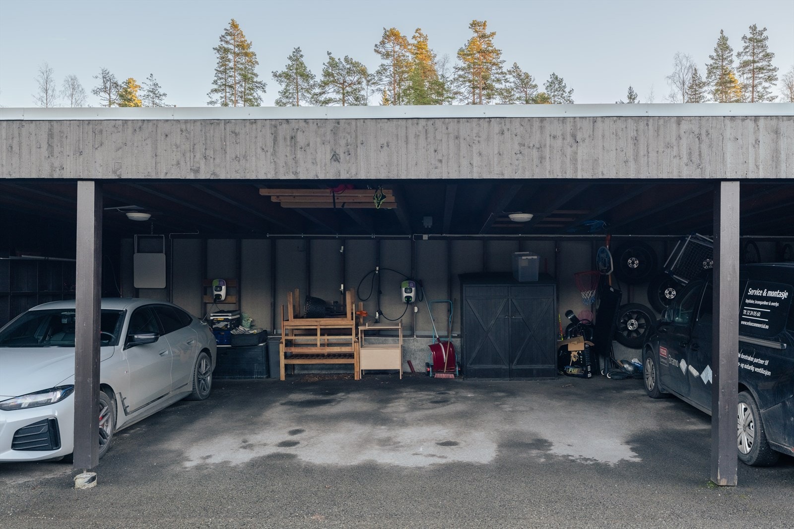 Boligen disponerer fast biloppstillingsplass i felles åpen garasjerekke med elbillader. Ny elbillader fra 2024. Galleribilde