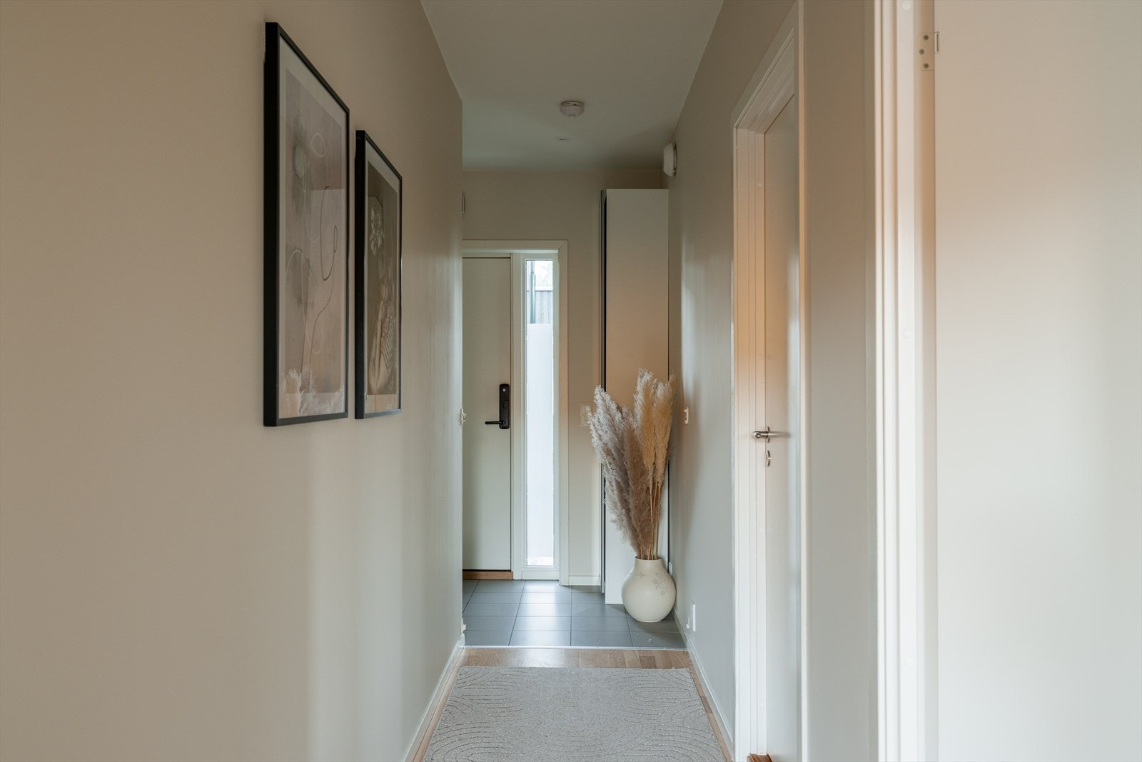 Entréen ligger i boligens 1. etasje og gir et innbydende førsteinntrykk. Galleribilde