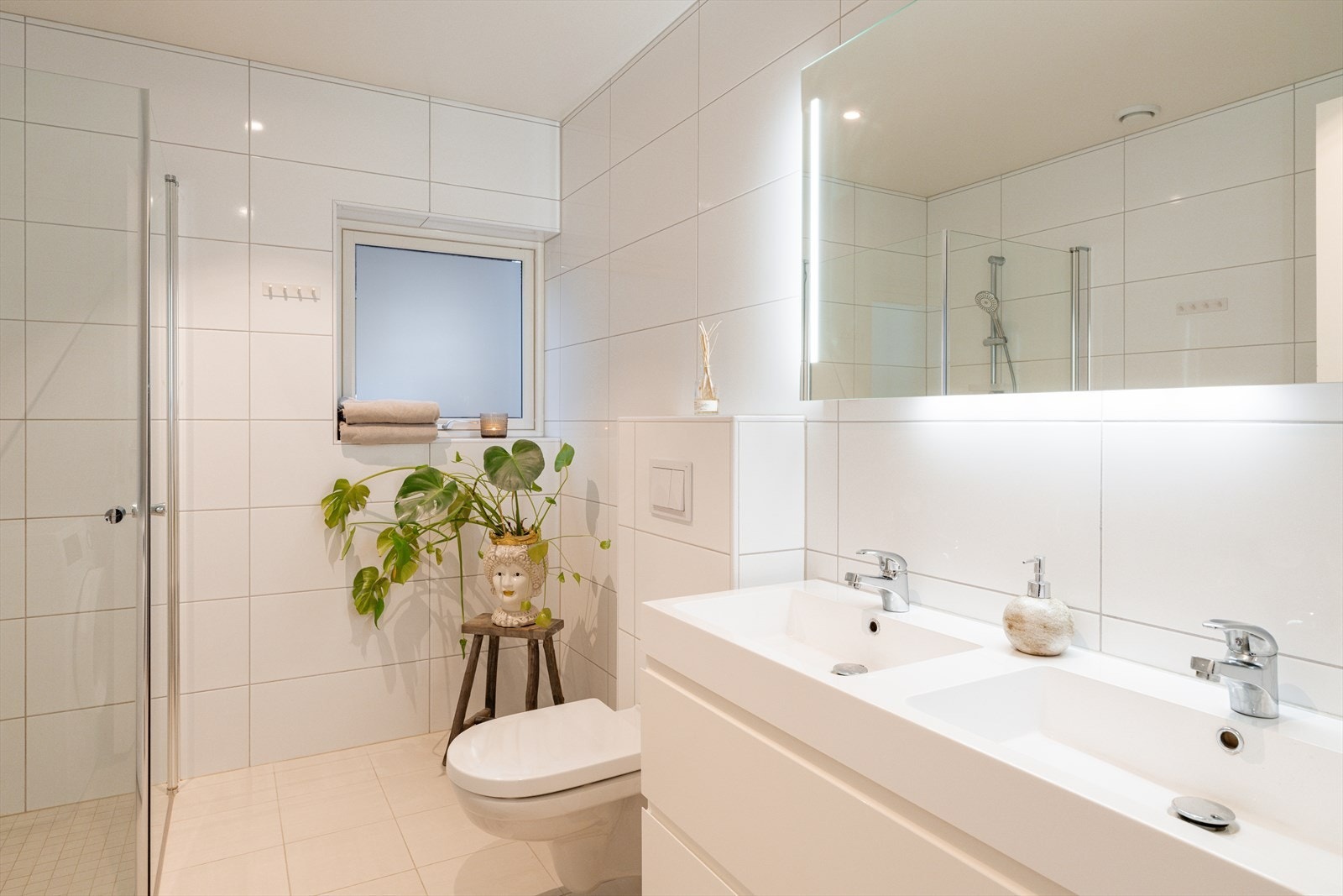 Praktisk servant med dobbelvask gir god plass og gjør hverdagen enklere. Galleribilde