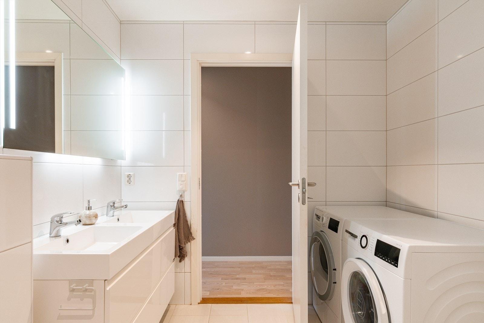 Bad med god plass til vaskemaskin og tørketrommel, en praktisk hverdagsløsning. Galleribilde