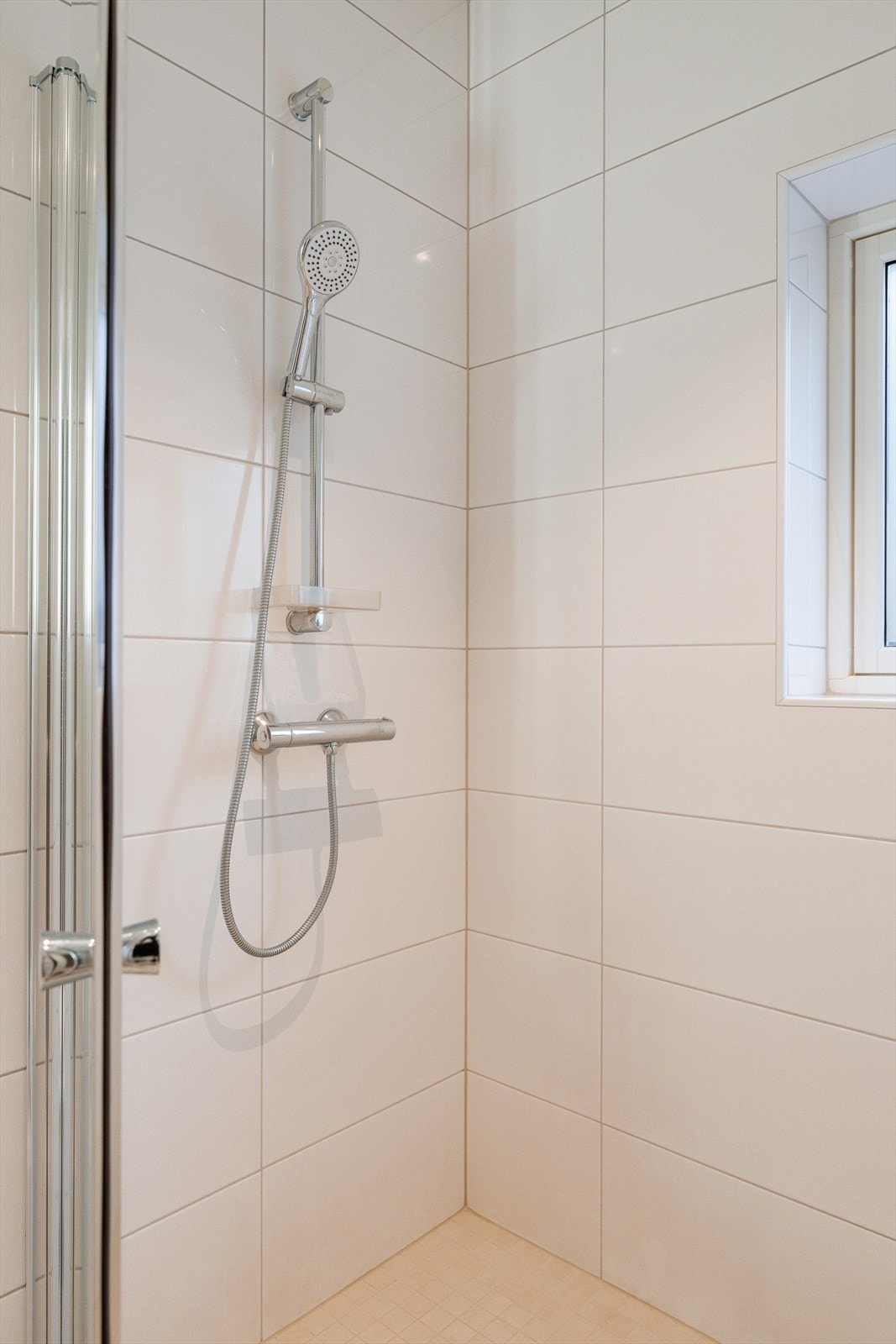 Dusjsonen har innfelte dusjdører i herdet glass. Galleribilde