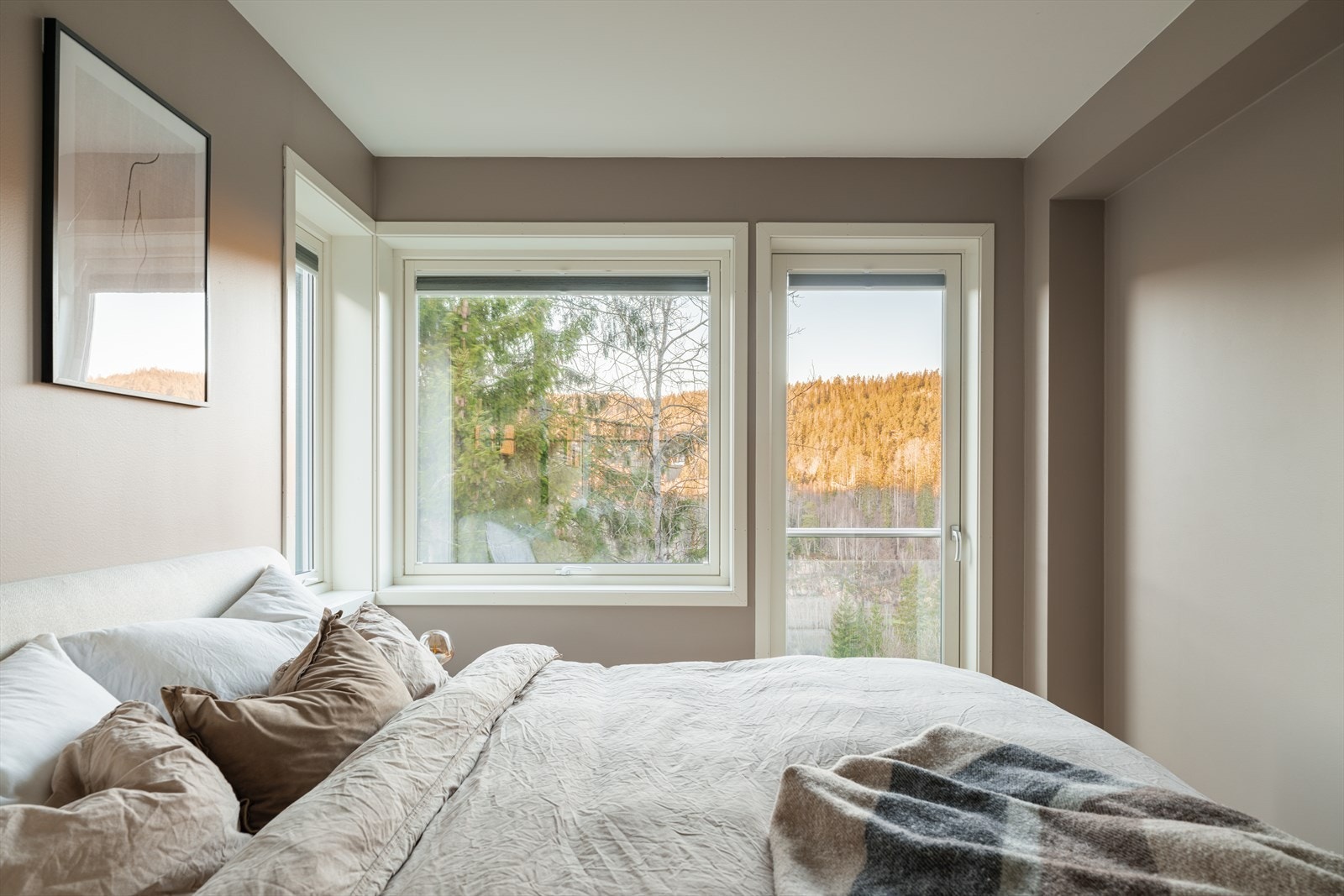 To av soverommene har franske balkonger som gir godt lysinnslipp og en luftig romfølelse. Galleribilde