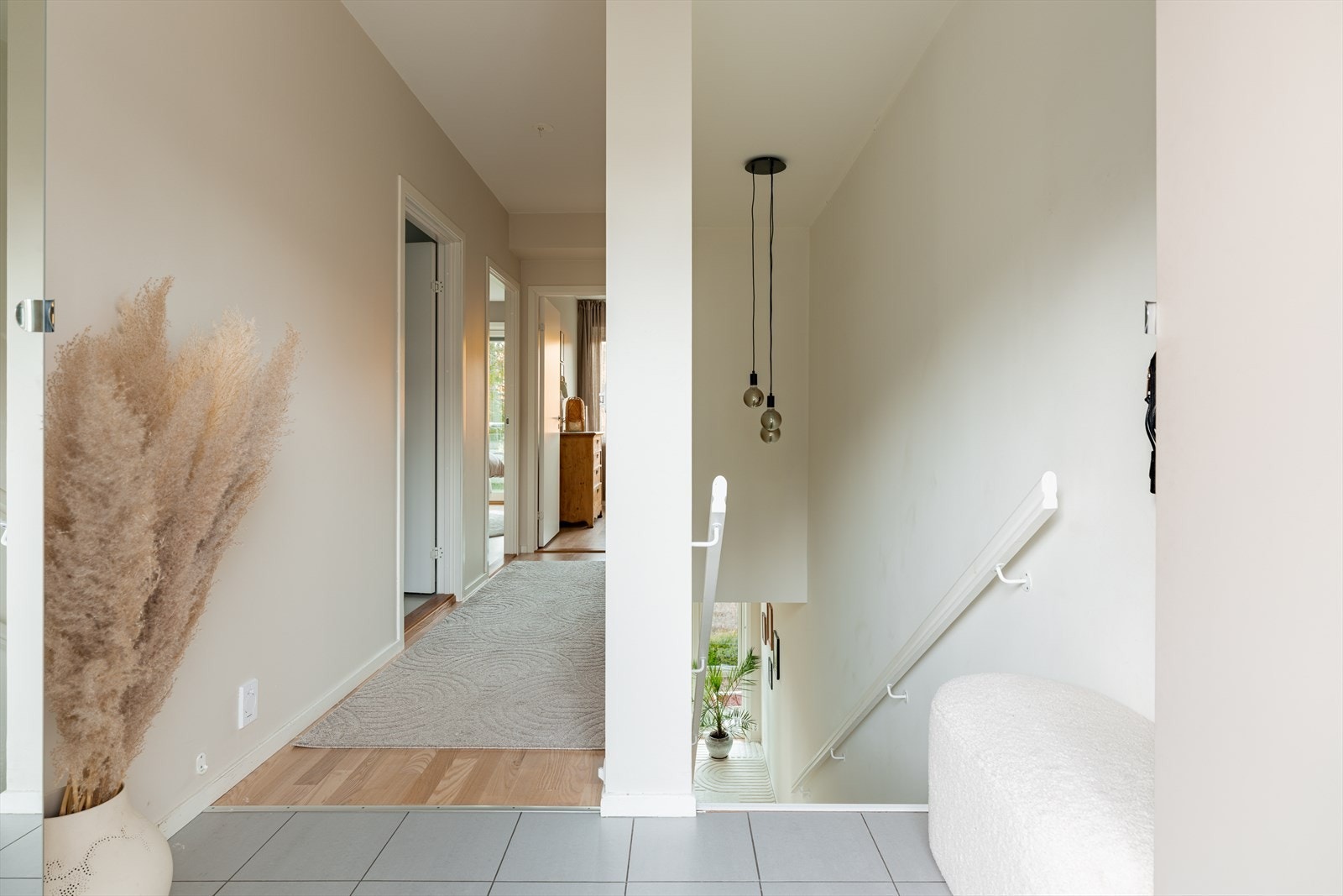 Her er det flislagt gulv med gulvvarme, downlights i himling og plass til garderobeløsning. Galleribilde