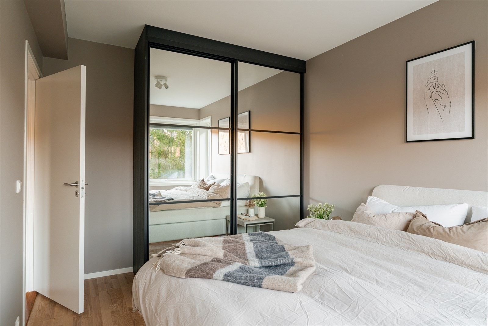 Hovedsoverommet er utstyrt med skyvedørsgarderobe med speildører. Galleribilde