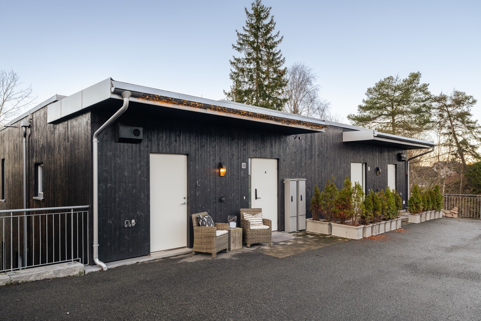 Det er gangavstand til Hovedgården ungdomsskole og Vikingjordet barnehage, samt en fin spasertur til Heggedal barneskole. Galleribilde