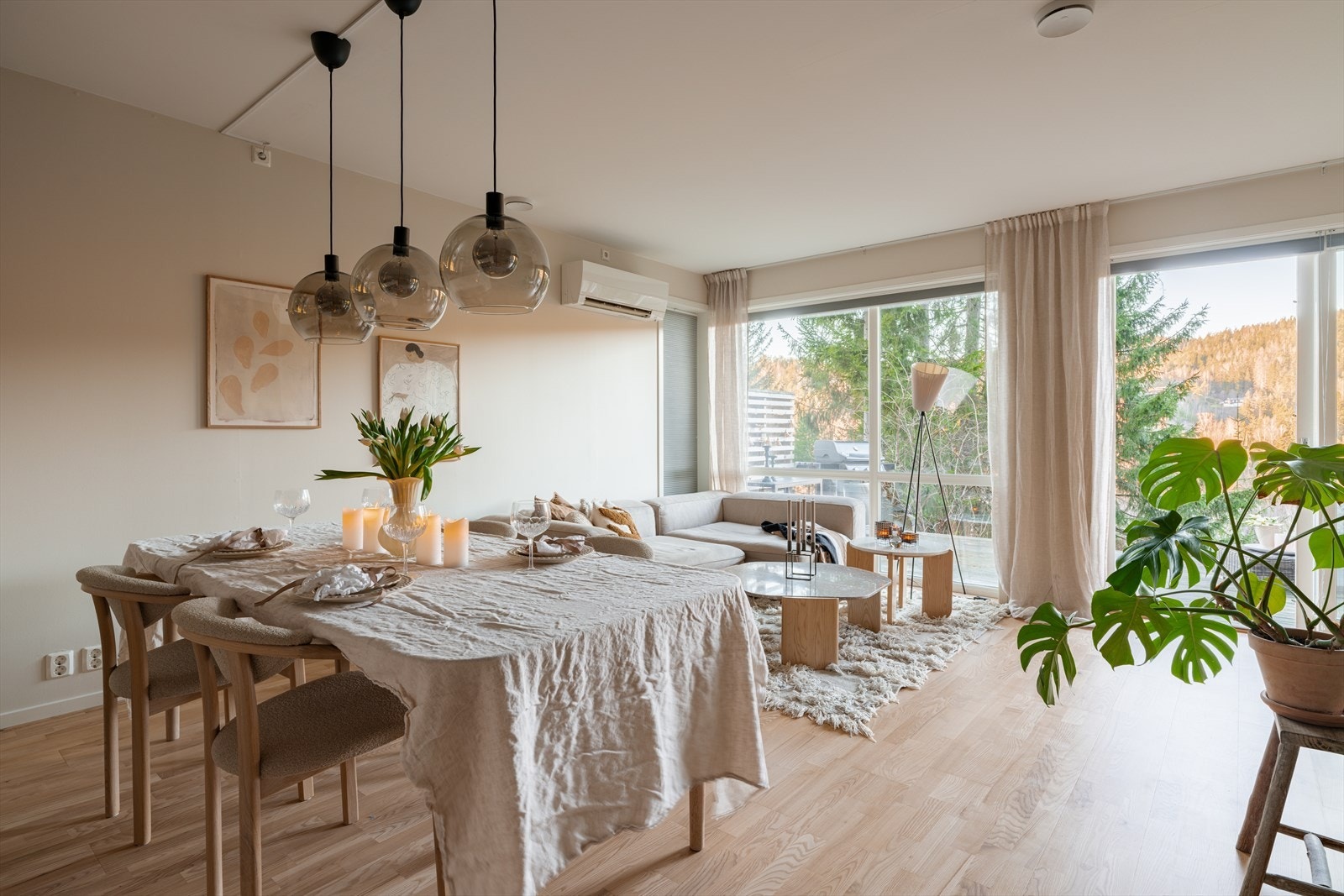 Store vindusflater slipper inn rikelig med naturlig lys og bidrar til en luftig romfølelse. Galleribilde