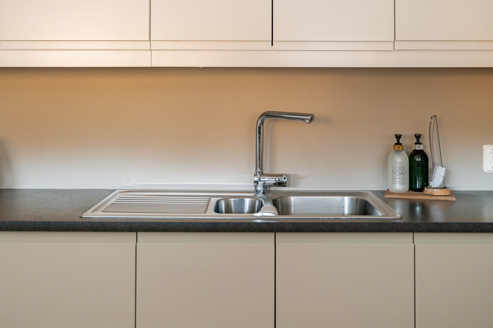 Benkeplate i laminat med nedfelt oppvaskkum og ettgreps svingbart blandingsbatteri i krom. Galleribilde