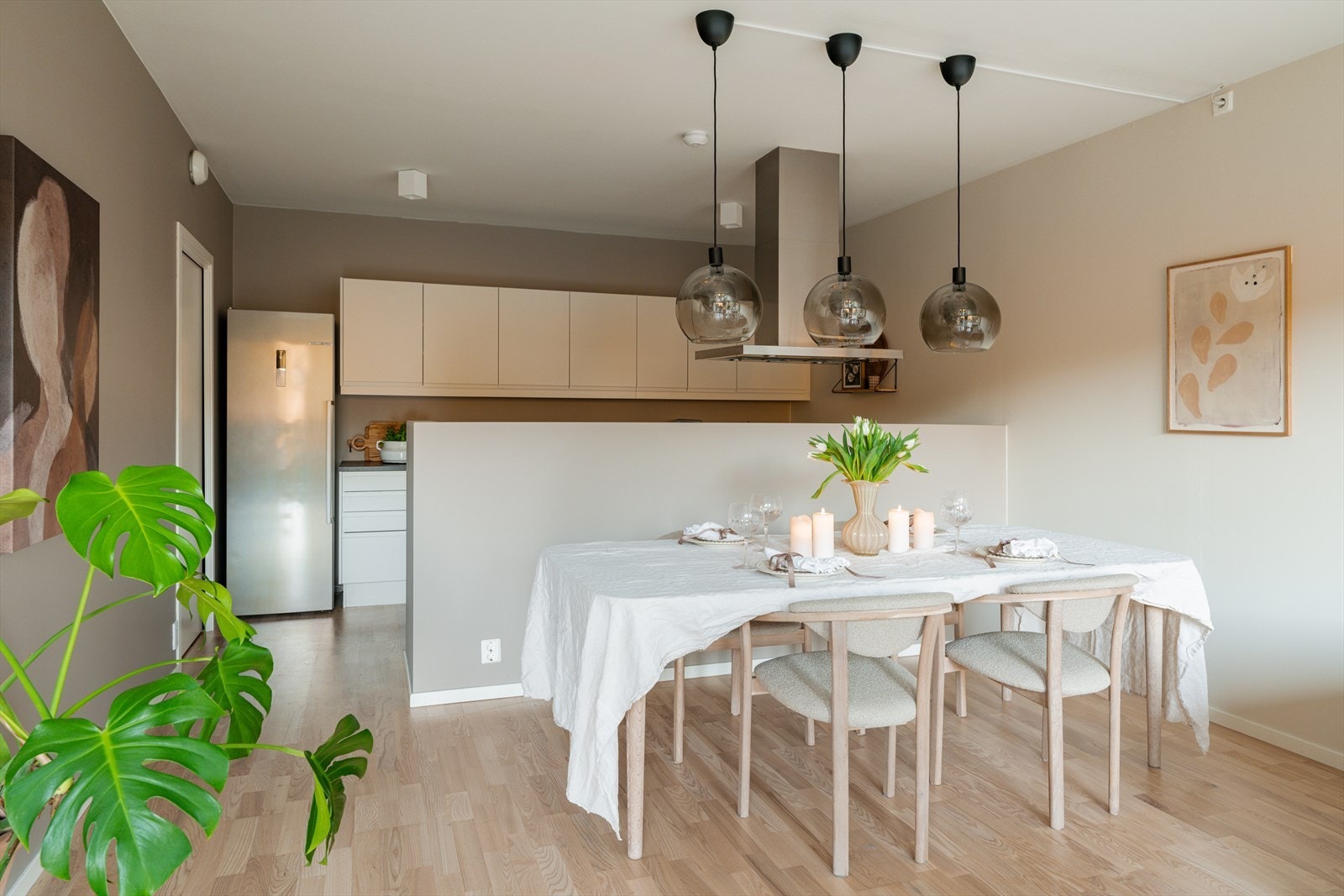 Boligen holder gjennomgående god standard på innredninger, overflater og utstyr, og vegg- og takoverflater er holdt i lyse og tidsriktige farger. Galleribilde